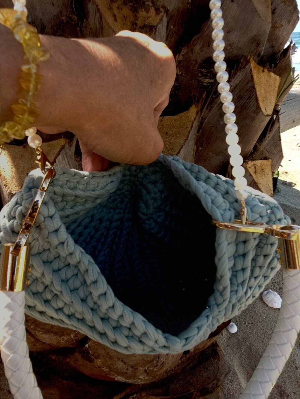 Handcrafted Light Aqua Crochet Shell Shoulder Bag with White Handle - Picture 4 of 9